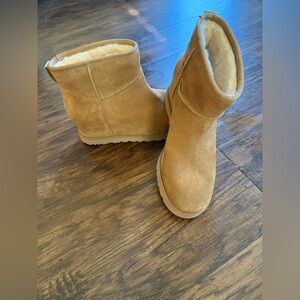 ***BRAND NEW*** UGG Tan Suede Wedge Ankle Boots